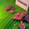 Barra de chocolate de leche Kakaówa al 50% cacao con trozos de maní, origen Huila.