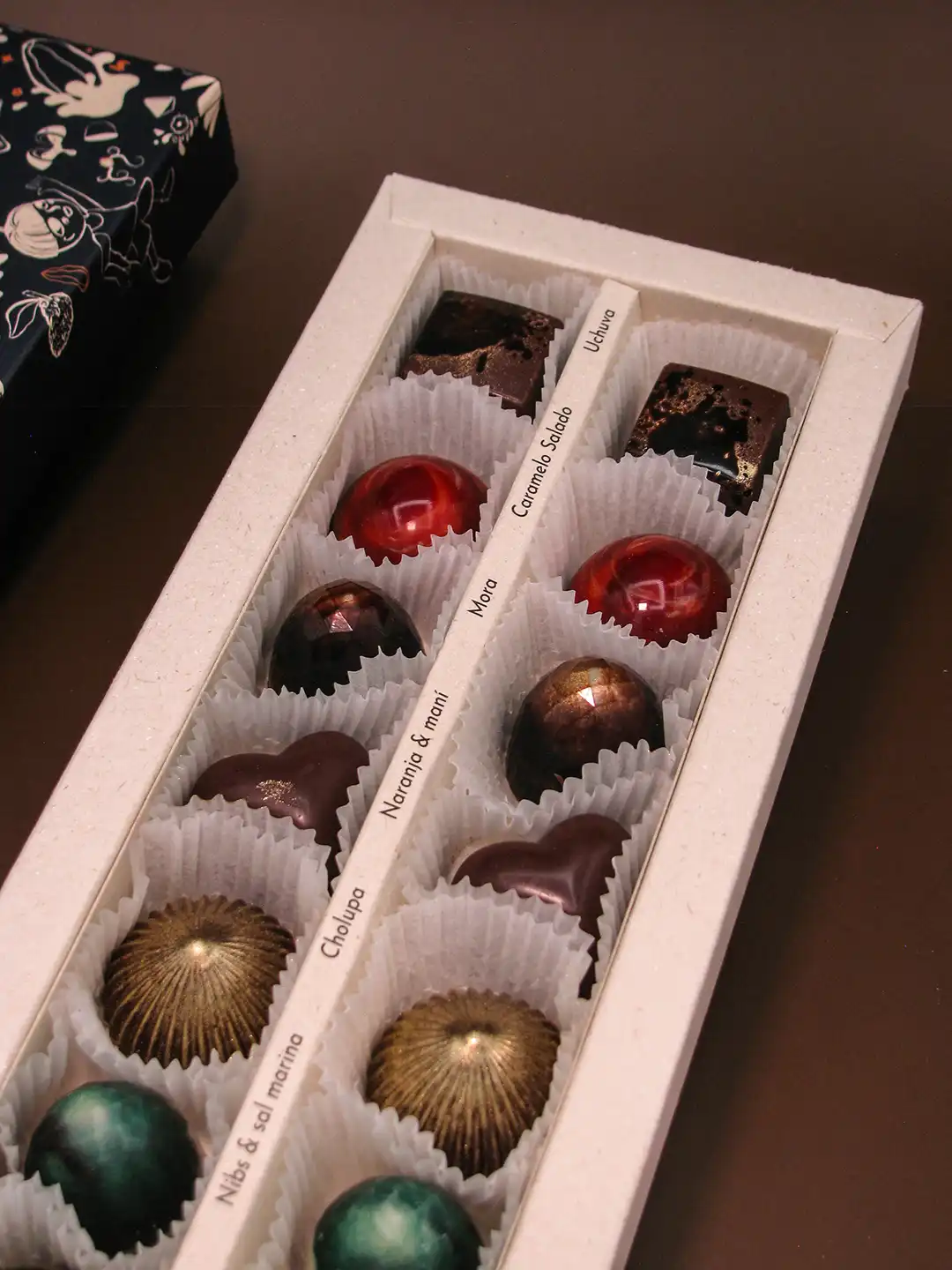 Chocolate, bombones, trufas, chocolatina, dulces, chocolate amargo, chocolate dietético, chocolate sin azúcar, chocolate artesanal, regalos neiva, detalles, regalos, obsequios, para regalar, para obsequiar, regalos con amor, regalos con dulces, regalos para hombre, regalos para novio, regalos para mujer, regalos para mamá, regalos para papá, regalos para niño, Chocolate a domicilio, regalos a domicilio, sorpresa, aniversario, amor y amistad, presente, regalos bonitos, regalos corporativos, regalos cumpleaños, regalos colombianos, regalos especiales, regalos en cajas, regalos fitness, gourmet, hecho a mano, cacao de origen, sabor regional, chocolates bogotá, regalos bogotá