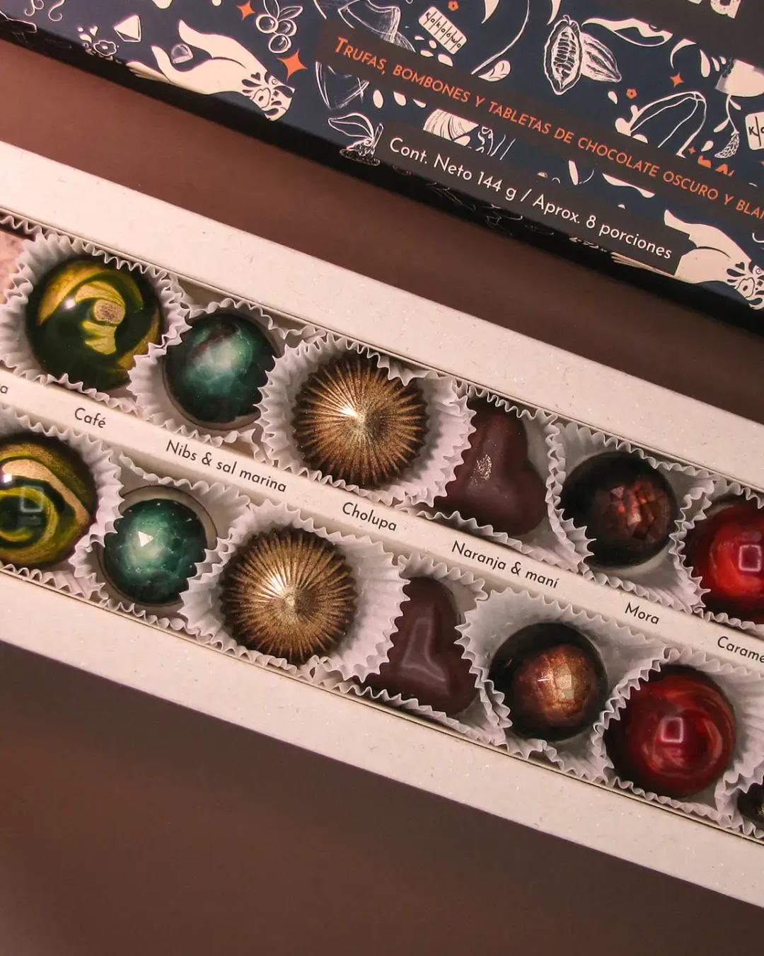 Chocolate, bombones, trufas, chocolatina, dulces, chocolate amargo, chocolate dietético, chocolate sin azúcar, chocolate artesanal, regalos neiva, detalles, regalos, obsequios, para regalar, para obsequiar, regalos con amor, regalos con dulces, regalos para hombre, regalos para novio, regalos para mujer, regalos para mamá, regalos para papá, regalos para niño, Chocolate a domicilio, regalos a domicilio, sorpresa, aniversario, amor y amistad, presente, regalos bonitos, regalos corporativos, regalos cumpleaños, regalos colombianos, regalos especiales, regalos en cajas, regalos fitness, gourmet, hecho a mano, cacao de origen, sabor regional, chocolates bogotá, regalos bogotá