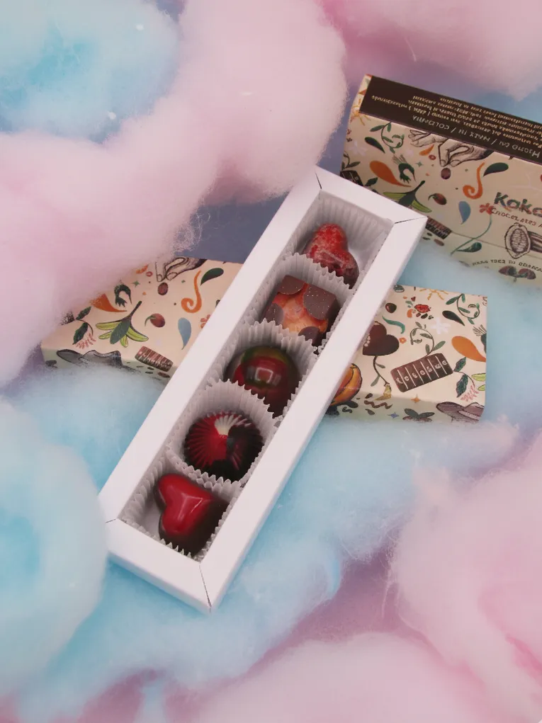 Caja de chocolates artesanales de cacao colombiano y rellenos de sabores únicos