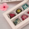 Bombones de chocolate fino y de aroma con detalles florales para regalar a novias, mujeres o mamá