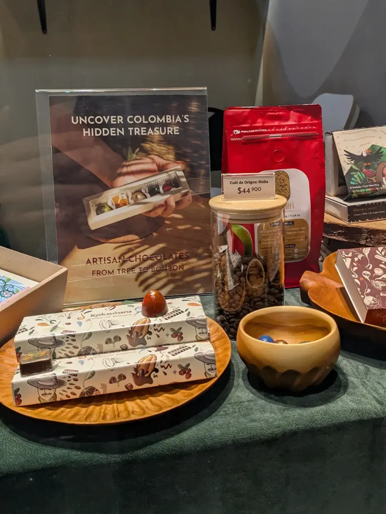 Exhibición de cajas de chocolates con bombones, café de origen Huila, pequeños tesoros colombianos