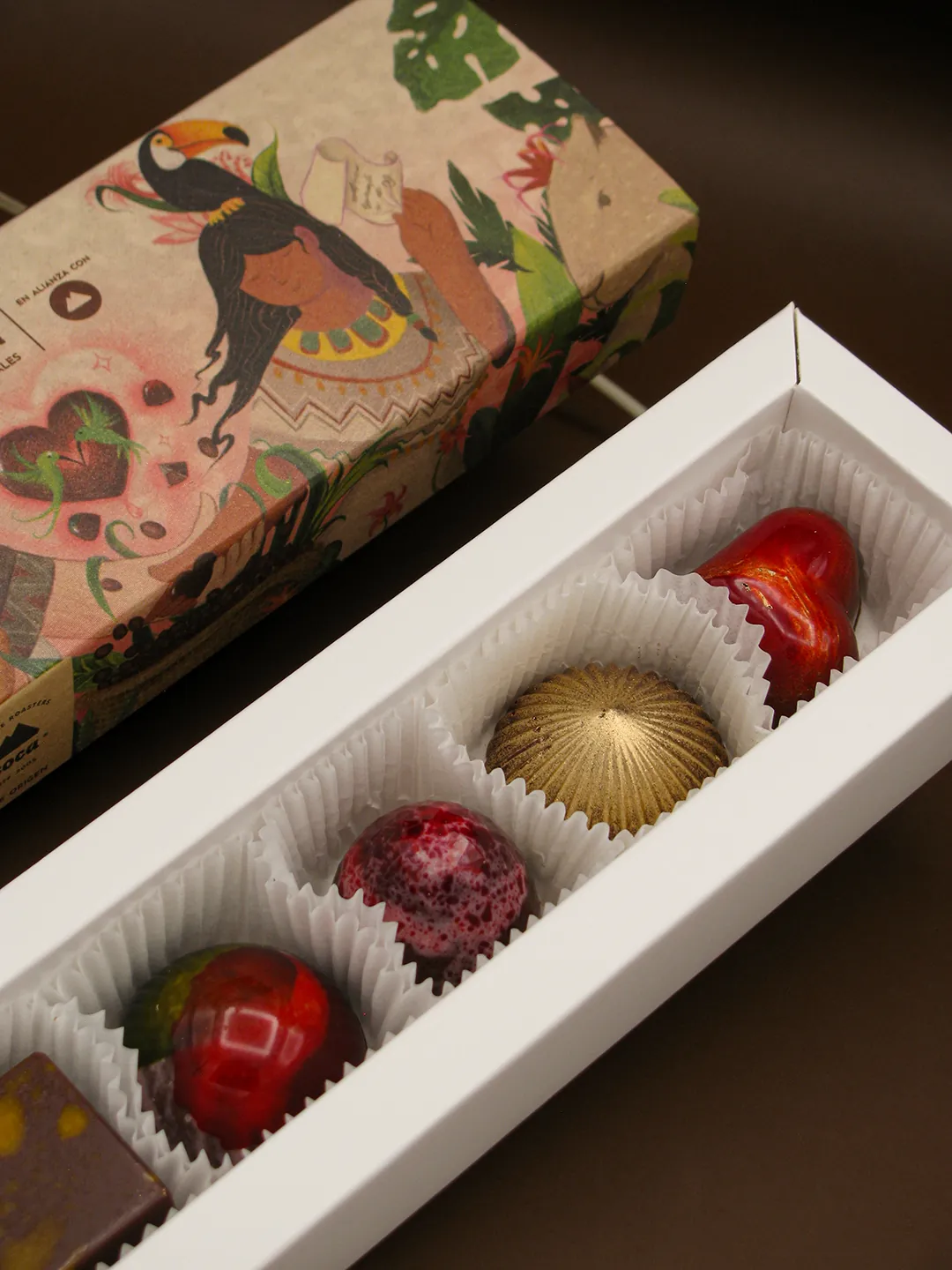 Caja de 5 bombones Kakaówa abierta, colección Historia de Amor