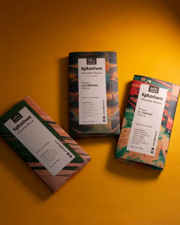 Tabletas de chocolate de origen Kakaówa en sus empaques ilustrados